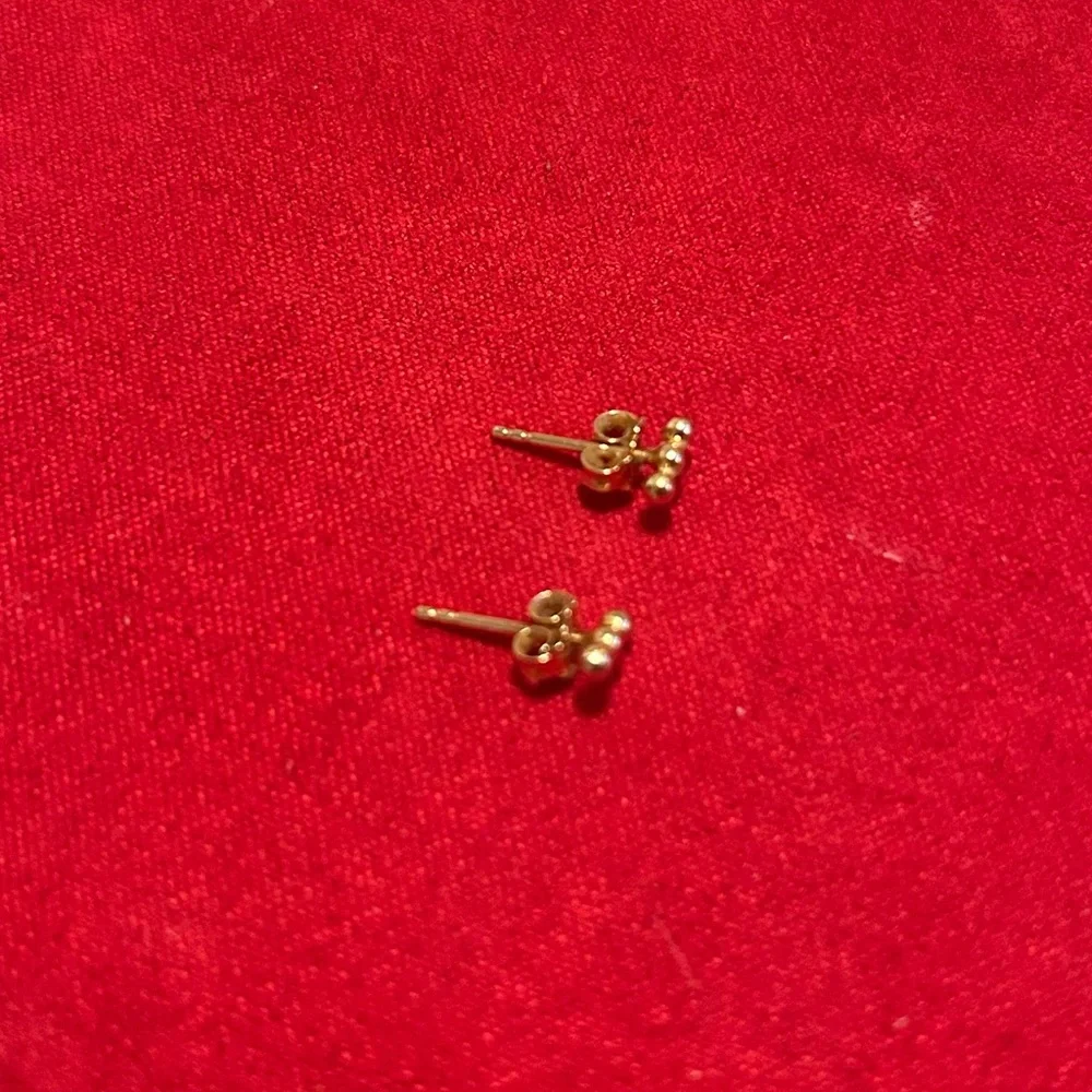 Mejuri Spheres Bar Studs (Solid Gold) - Picture 3 of 5